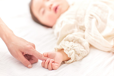 婴儿胆红素高是什么症状，婴儿佝偻病睡姿是怎么样的？